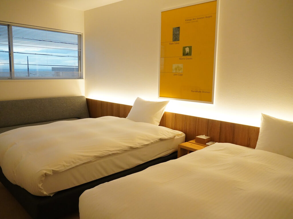 KAMOMESLOWHOTEL　1室にセミダブルベッド2台とソファベッドを備える