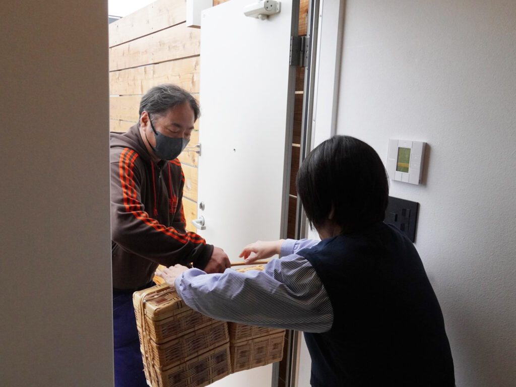 スタッフの方が定刻に配達