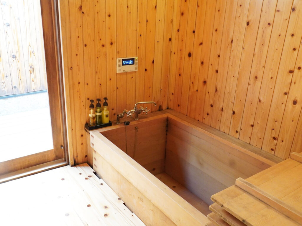 加里屋旅館Q 檜の湯船でゆったり