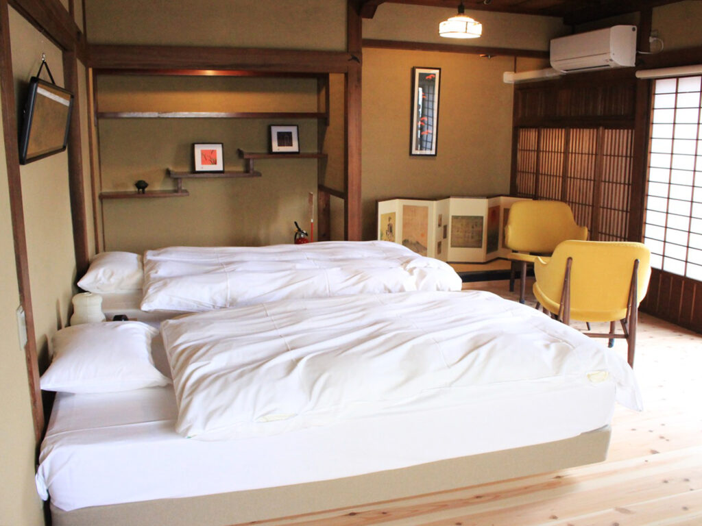 加里屋旅館Q 「躑躅」の2階寝室