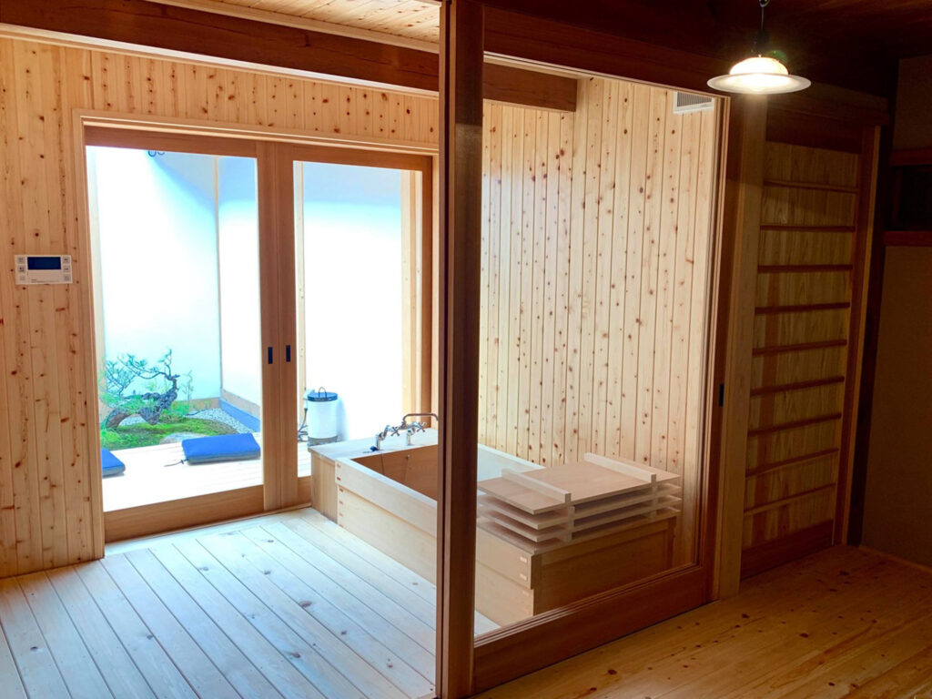 加里屋旅館Q 広々とした檜風呂