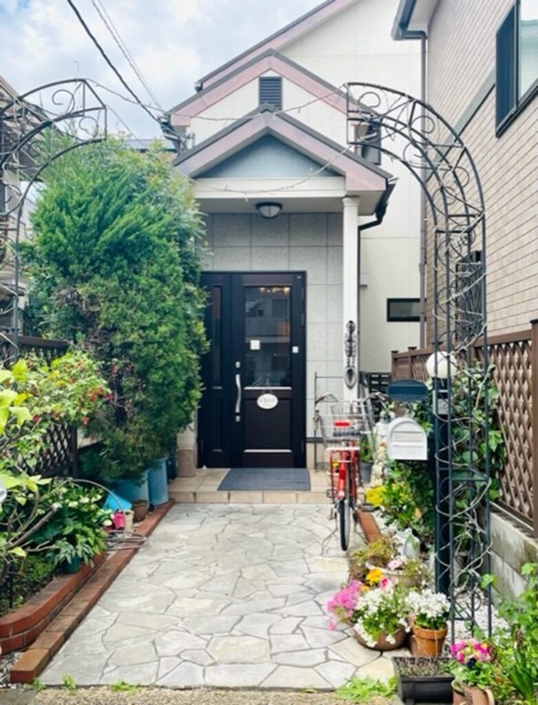 エントランスに向かう長いアプローチ。手入れされた季節の花たち
尼崎 隠れ家 カフェ「ぎょもん」