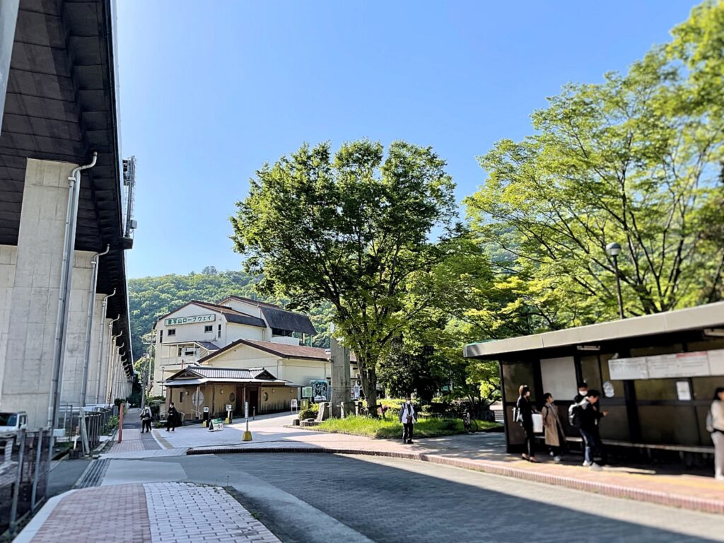 写真右がバス停、奥にロープウェイ乗り場がある
