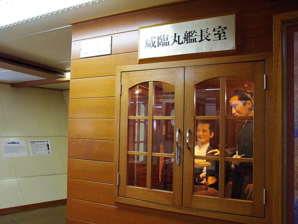艦長室には、勝海舟と福沢諭吉･･･のような人形