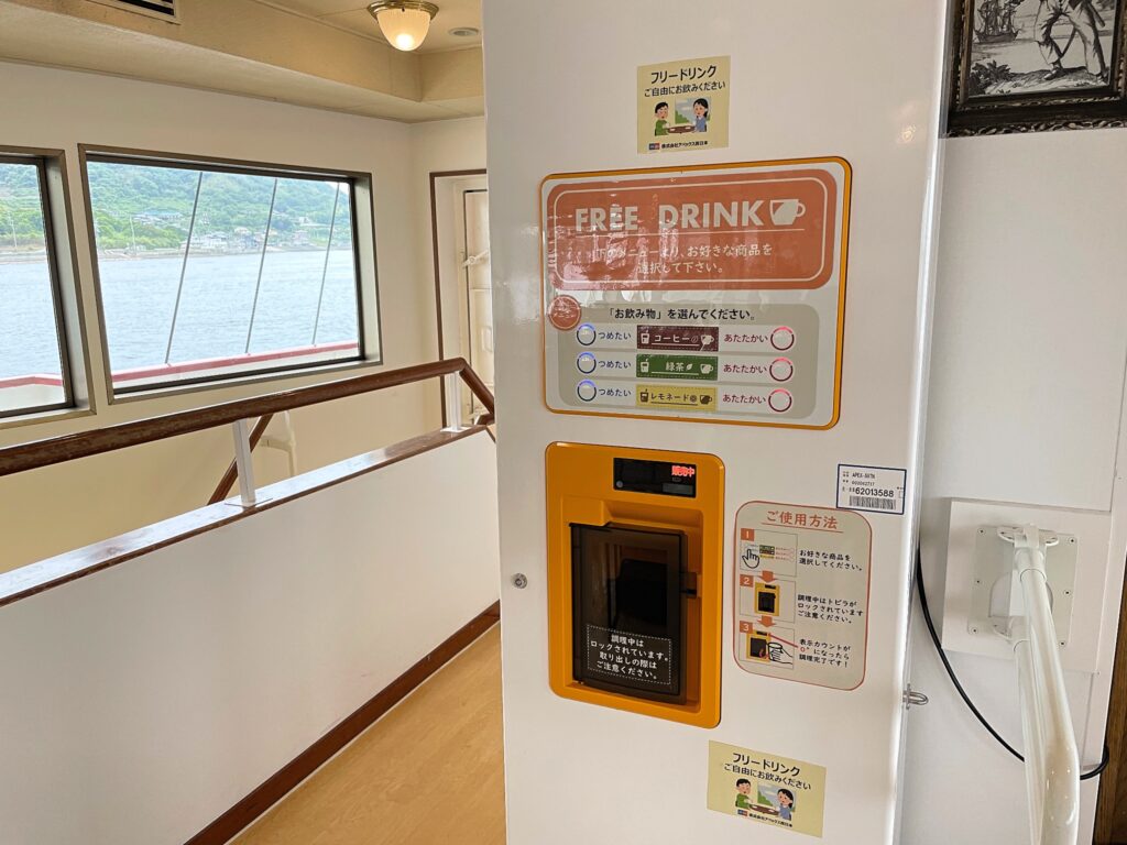 船室には、コーヒーやお茶、レモネードのドリンクバー