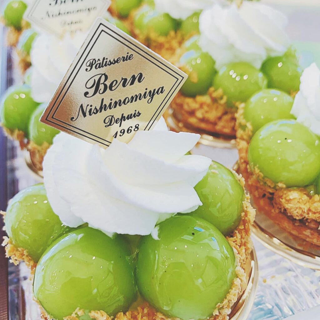 季節のフルーツを使ったケーキ
