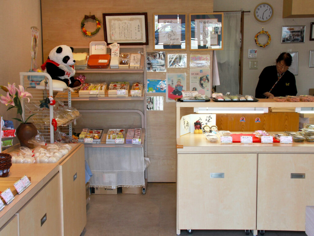 こぢんまりとした明るい店内