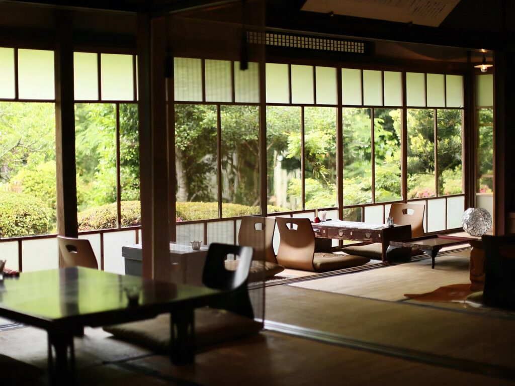 緑の庭を見渡せる縁側