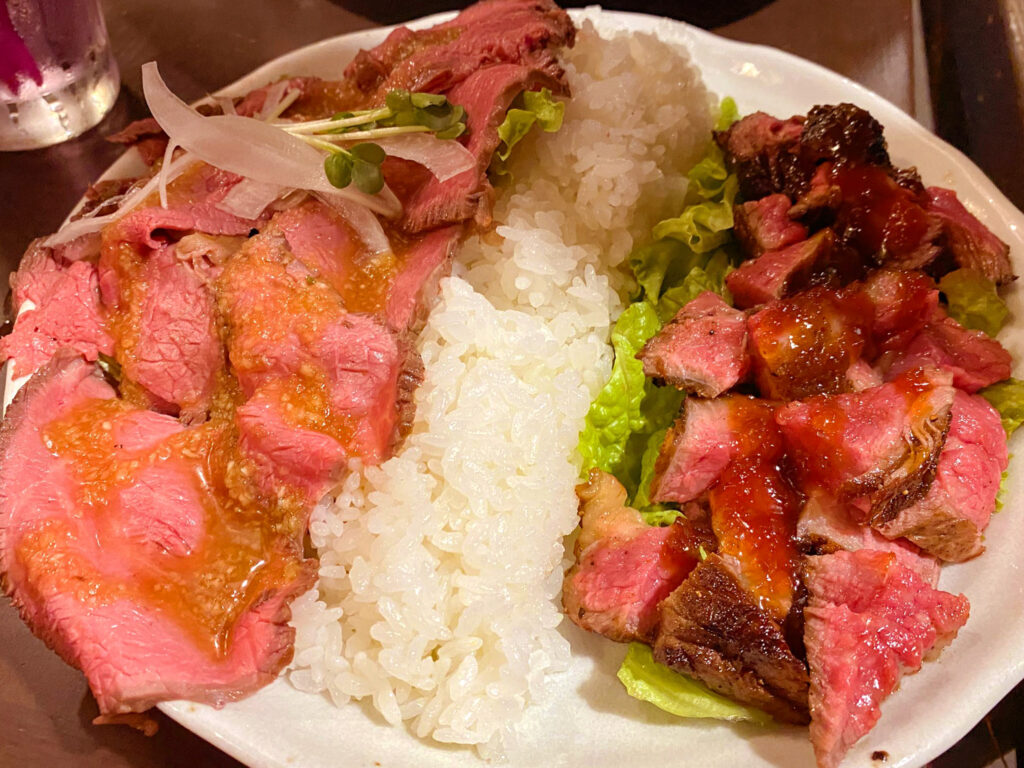 ローストビーフがある日はステーキとの合い盛りも。これは350g