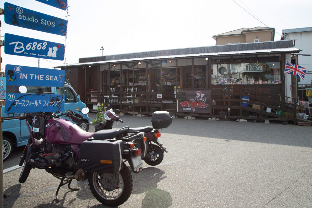 明るい内からバイクが集まり始めます