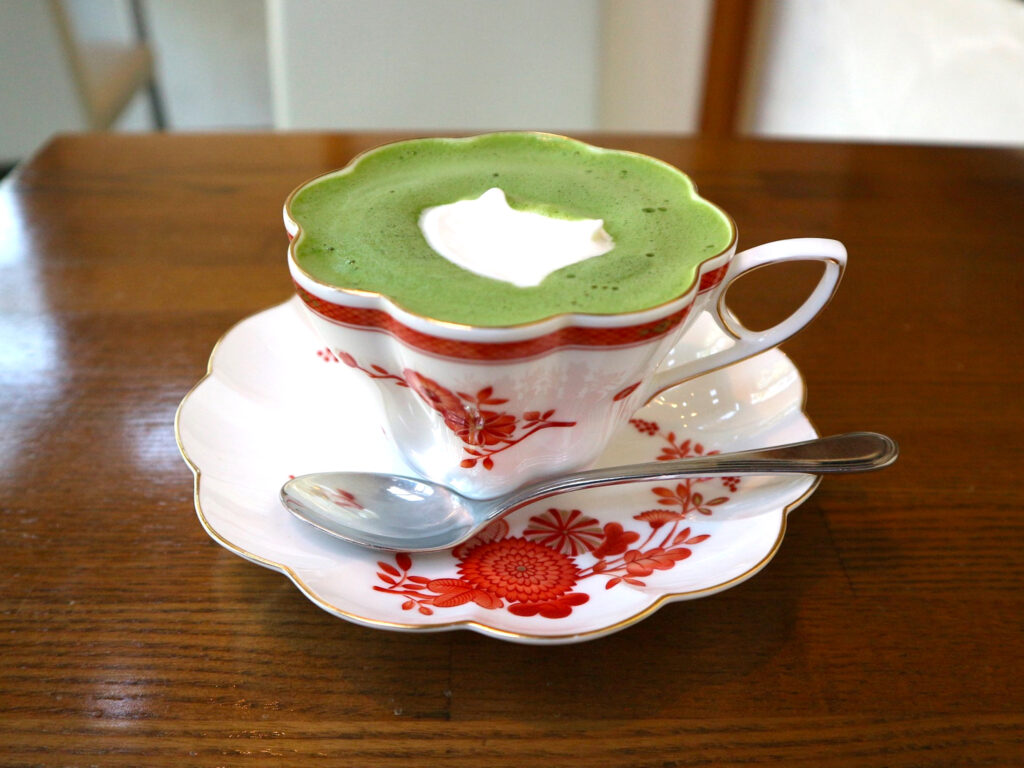 『ホット抹茶ラテ』（680円）。＋50円で豆乳に変更可