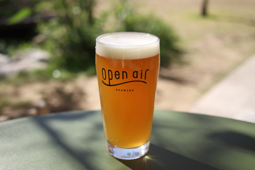 晴れた日は外でビールを飲むのも気持ちいい