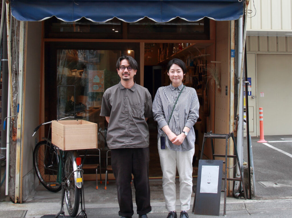 〈蒲田商店〉前にて、土田さんとご主人の昌平さん。お二人とも本業は建築関係なのだとか　
