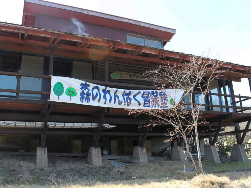 見晴らしの良いロケーションに建つ山荘