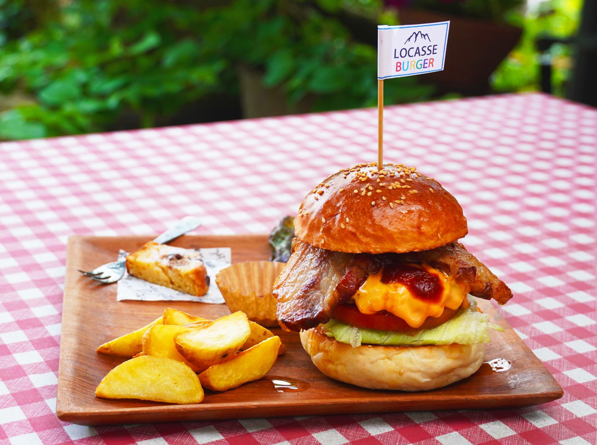 直営の「ロカッセカフェ」の名物は「ハンバーガー」