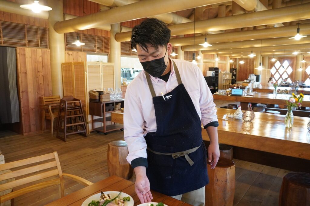 スタッフから料理の説明があります