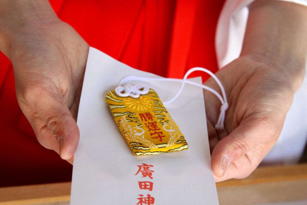 人気の「勝運守（かちうんまもり）」（1000円）は光り輝くタイガースカラー！