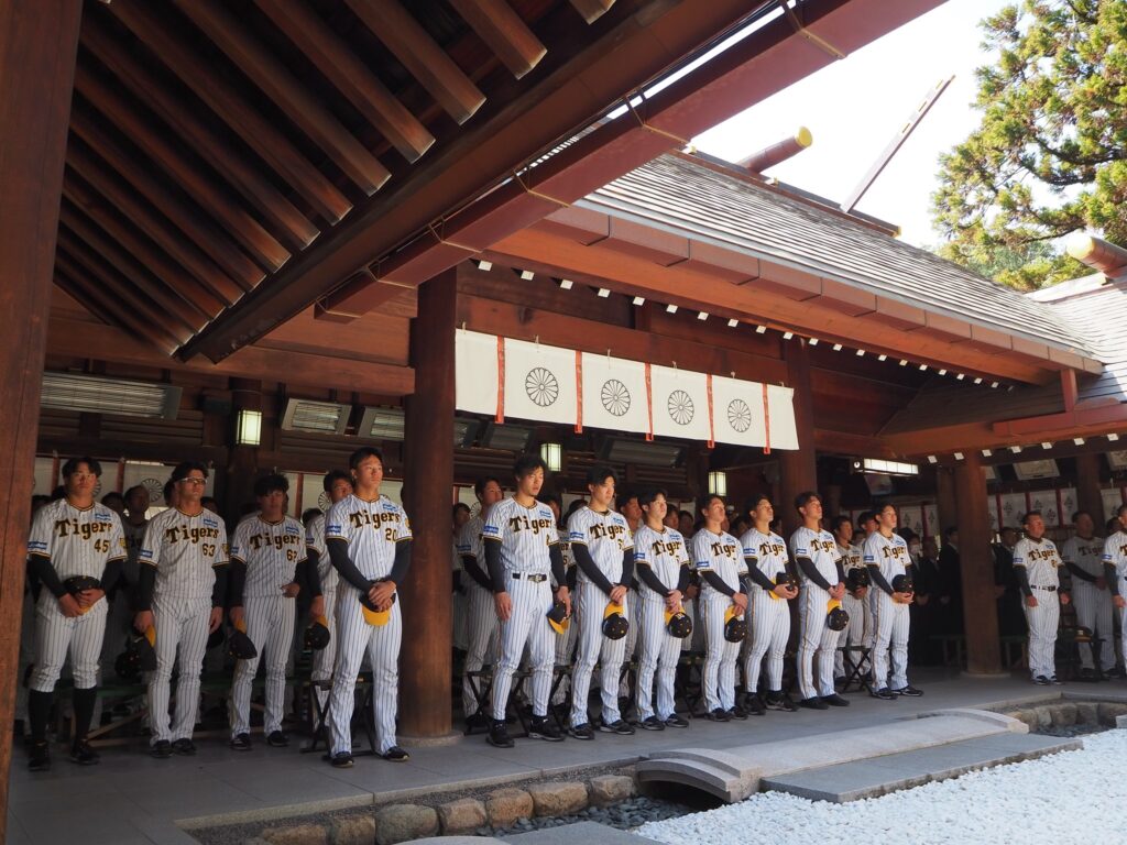 「ケガなく、今シーズンも無事に闘い抜けますように」。真摯な願いを込め、一人ひとりにご祈祷が執り行われました