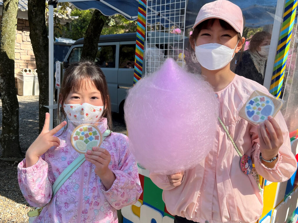 フワフワわた菓子を並んでゲット！コースターづくりも楽しかったよ♪