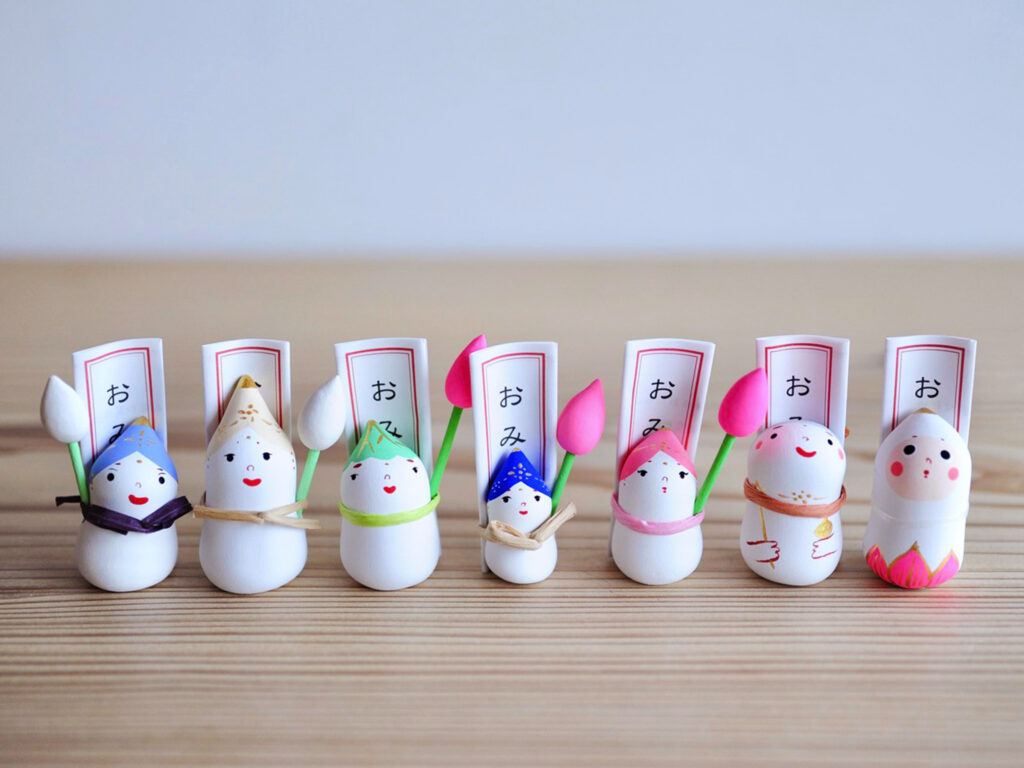 阿弥陀さまのご利益をいただけそうな縁起物もあります。こちらめっちゃかわいい「あ
みださんおみくじ」。鑑副住職の自作です。
