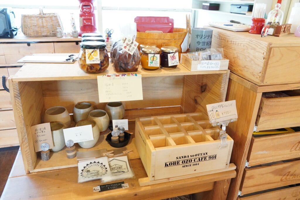 手作りの加工品や丹波焼なども販売
