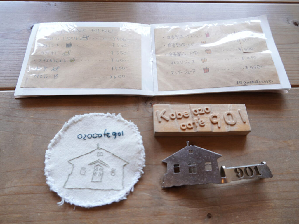 お客様が作ってくれたカトラリーレストやコースターなども