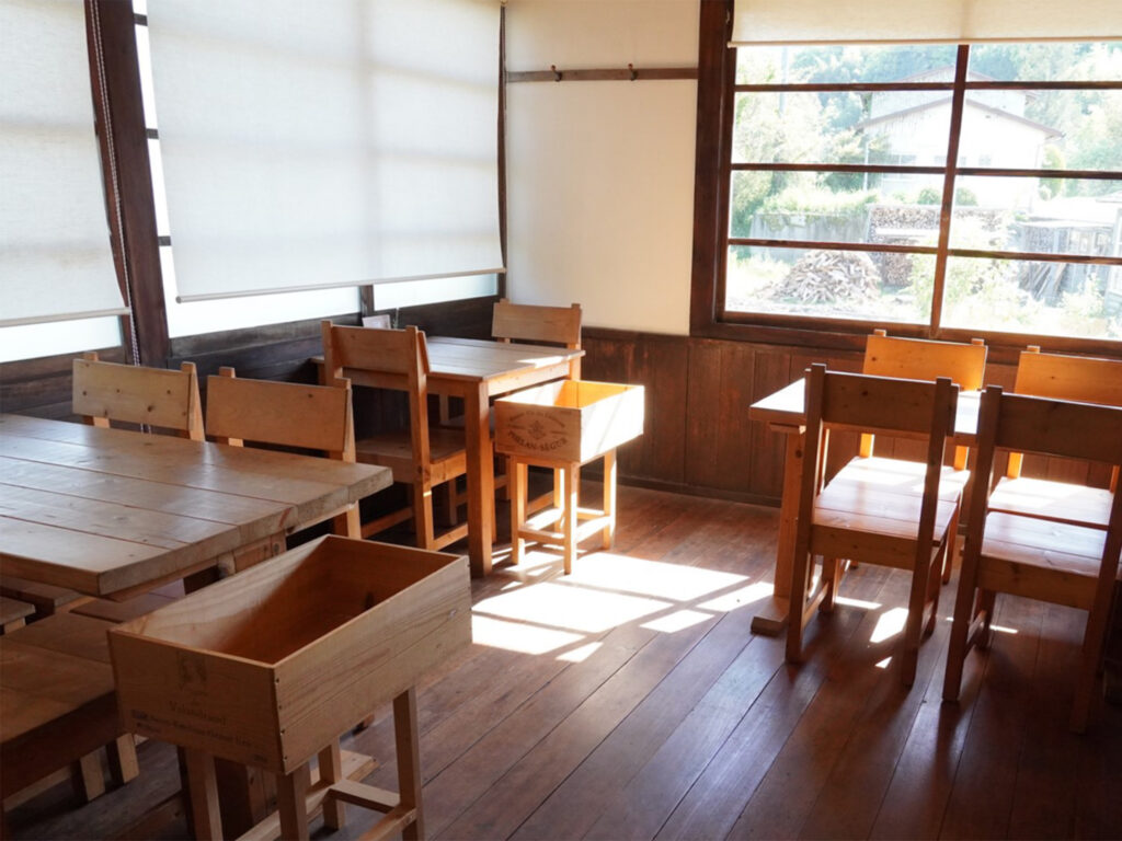 木の温かみが伝わる店内
