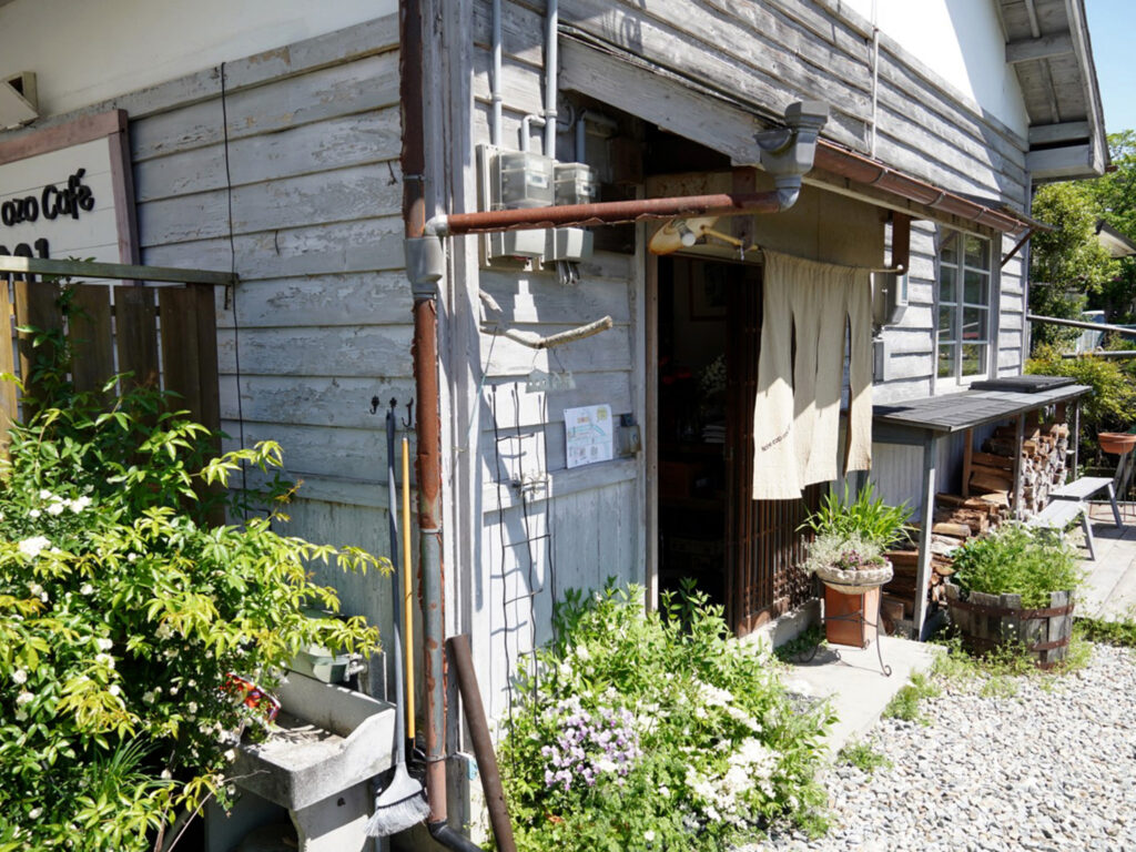 店の裏側にある入り口
