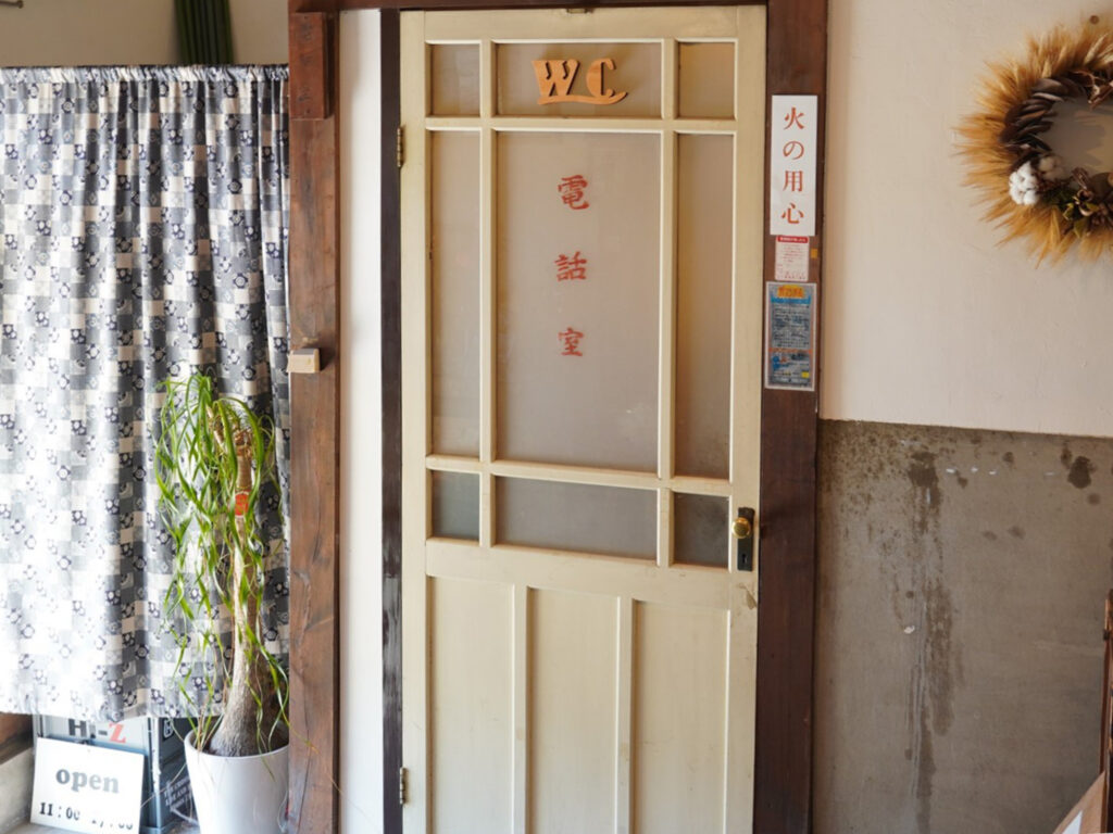 電話室のドアもトイレのドアとして活用