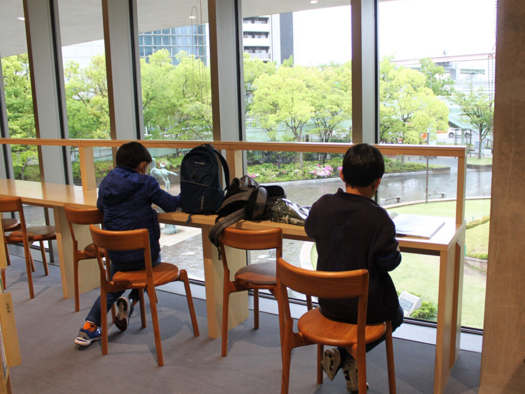 本に夢中な仲良し小学生二人組は「今日で5回目です！」