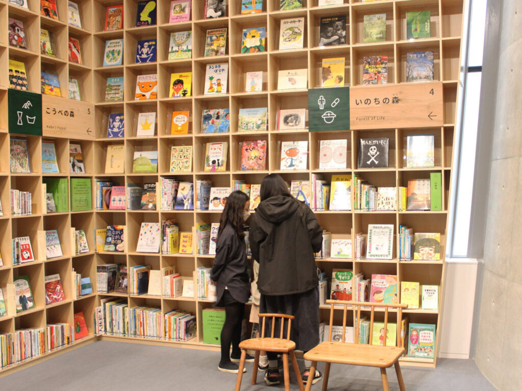 どの本を読もうかな。あれこれ迷うのも楽しいひととき！