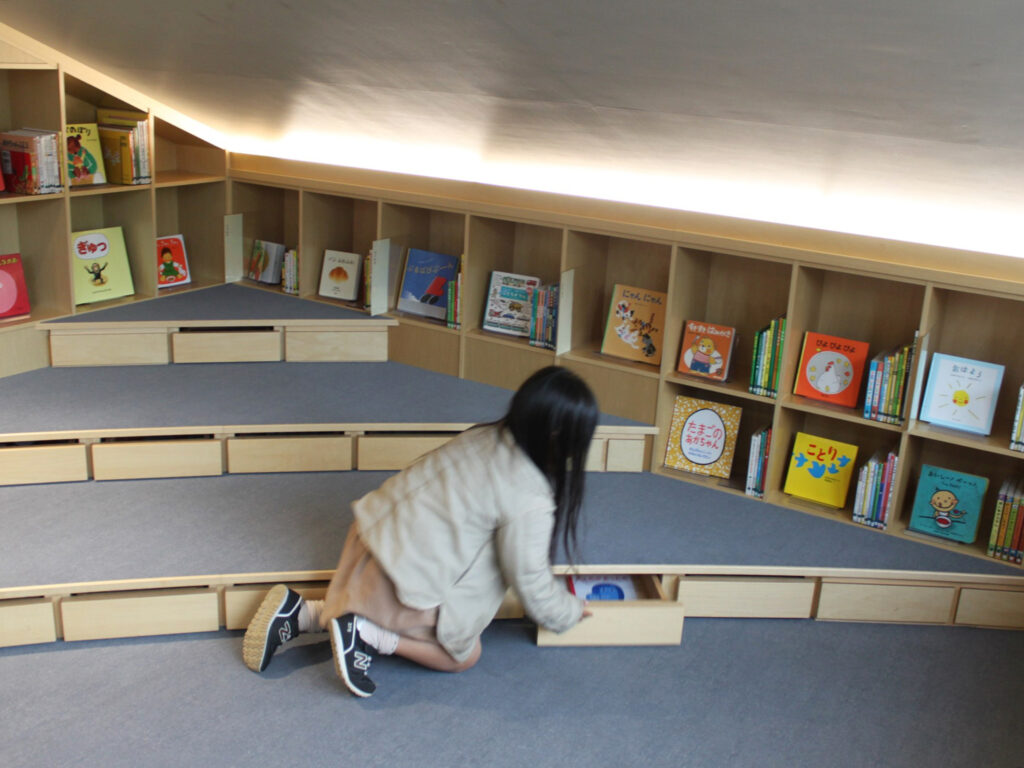 階段下「7.あかちゃんの森」は屋根裏部屋のような空間。木の引き出しも開けてみよう！