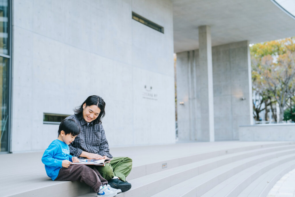 お天気のよい日は、屋外での読書もおすすめ。