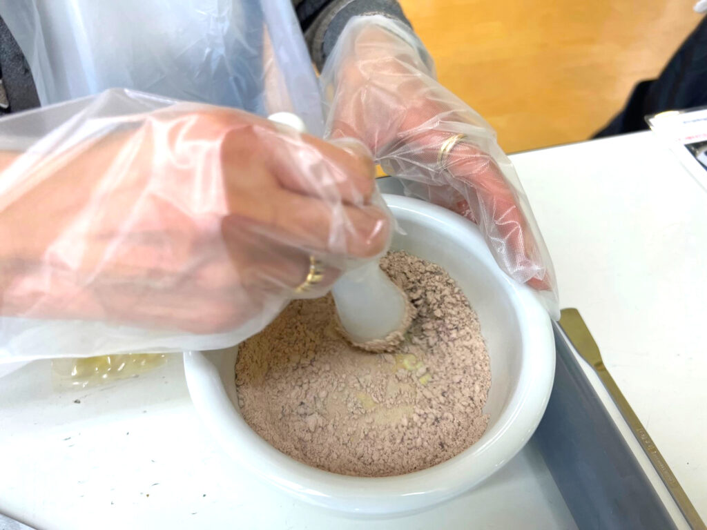 お香の色の粉