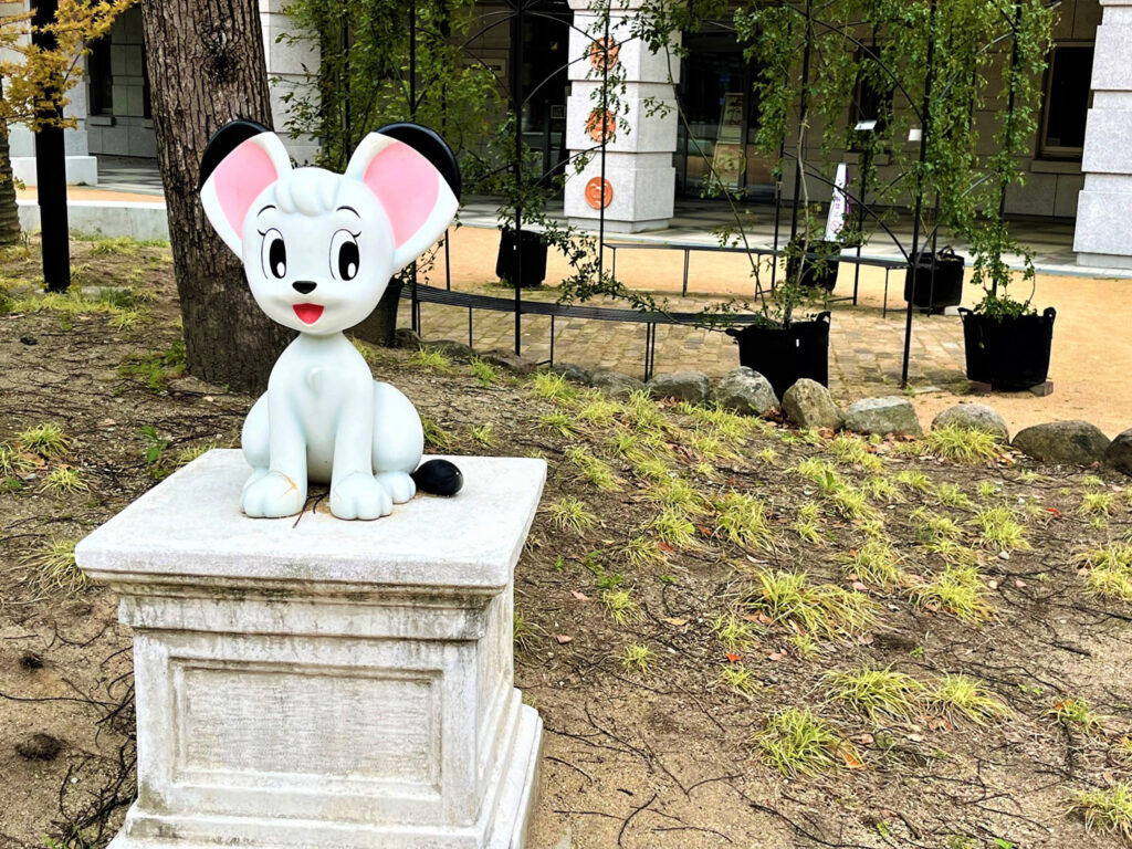 隣接する「宝塚文化創造館」の庭に点在するキャラクターもぜひ探してみて