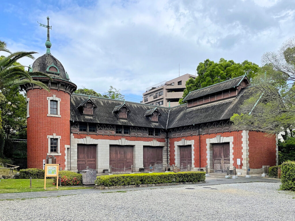 「旧小寺家厩舎」（重要文化財）