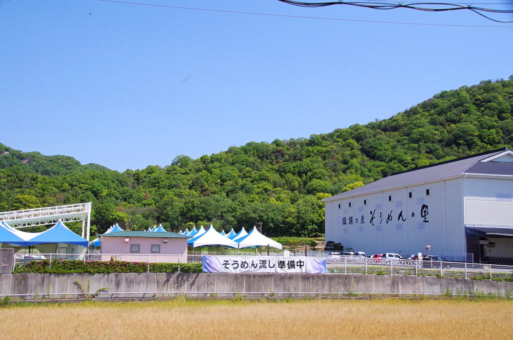 屋外そうめん流し休業日は「そうめん流し準備中」。営業日は「そうめん流し営業中」の幕が出る