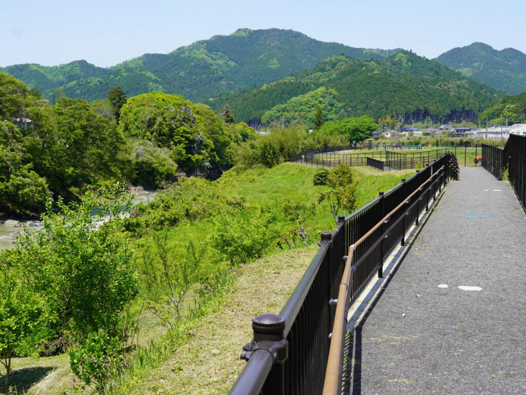 川沿いの遊歩道