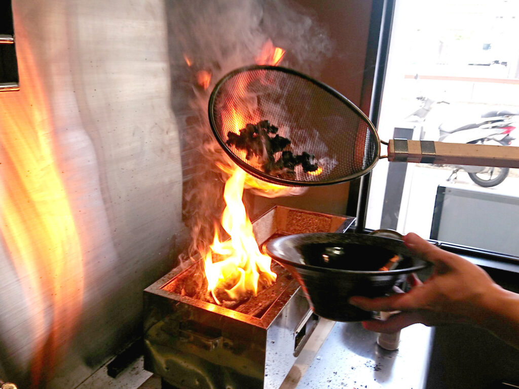 鶏油の香りをまとった炭火焼き