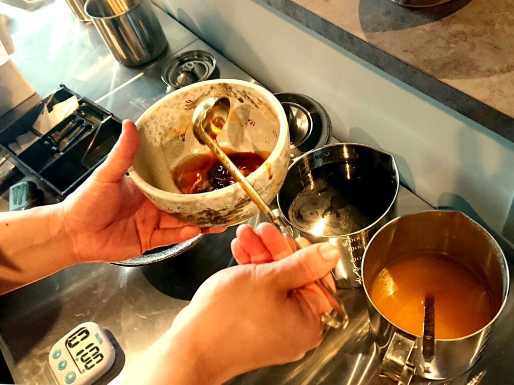 黒いのが返し、その右が鶏油