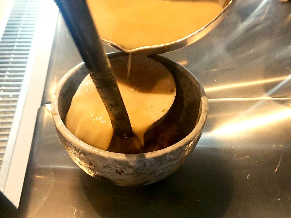 濃厚な鶏白湯スープ