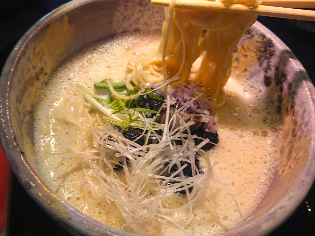 麺をぷつんっと噛み切る食感も楽しい