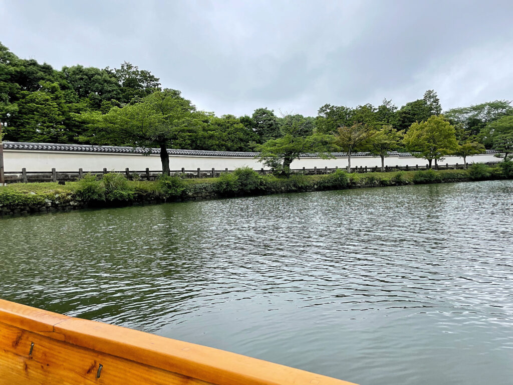 姫路城西御屋敷跡庭園好古園の白塀