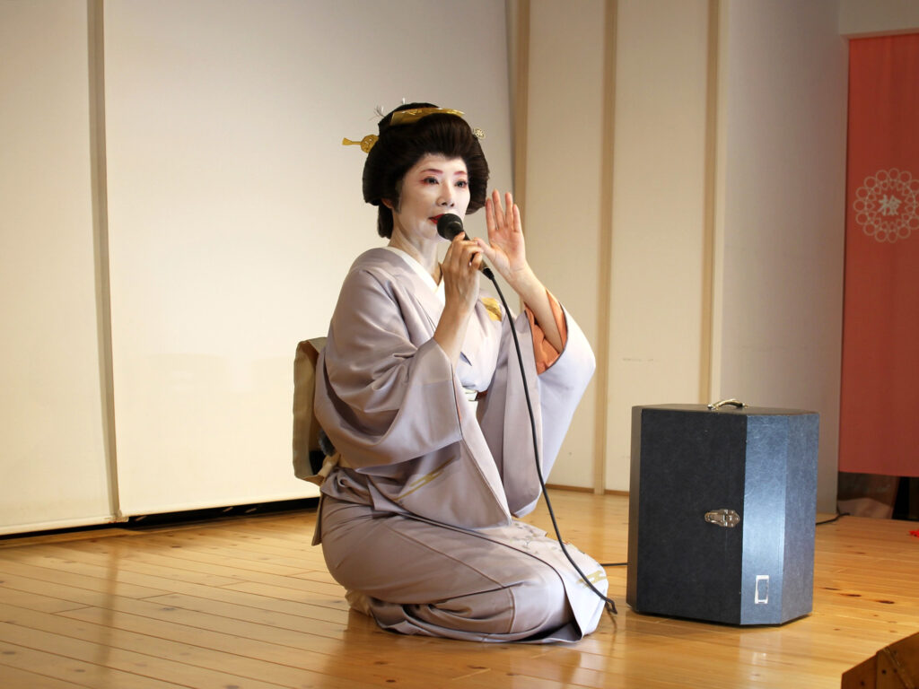 舞台上に芸妓さん