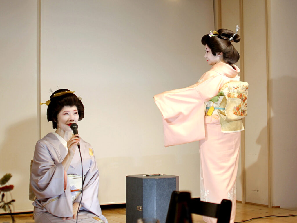 芸妓の一菜さん（左）と、一まりさん（右）