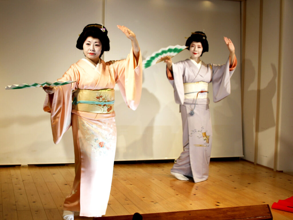 2名の芸妓さんが披露する踊り
