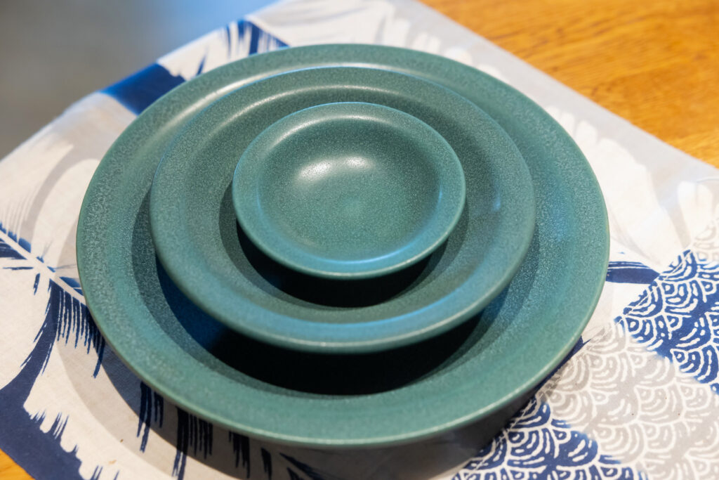 『緑マット七寸リム皿』（3,800円）、『五寸リム皿』（1,800円）、『豆リム皿』（900円）