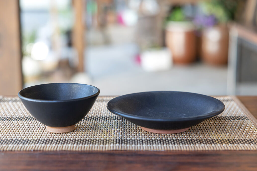『黒マット飯碗』（1,300円）、『五寸リム皿』（1,800円）