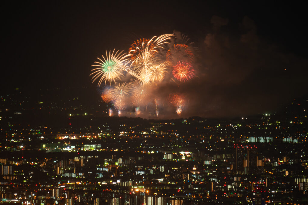 六甲山上から撮影した、2012年のPL花火大会。直線距離で40km超