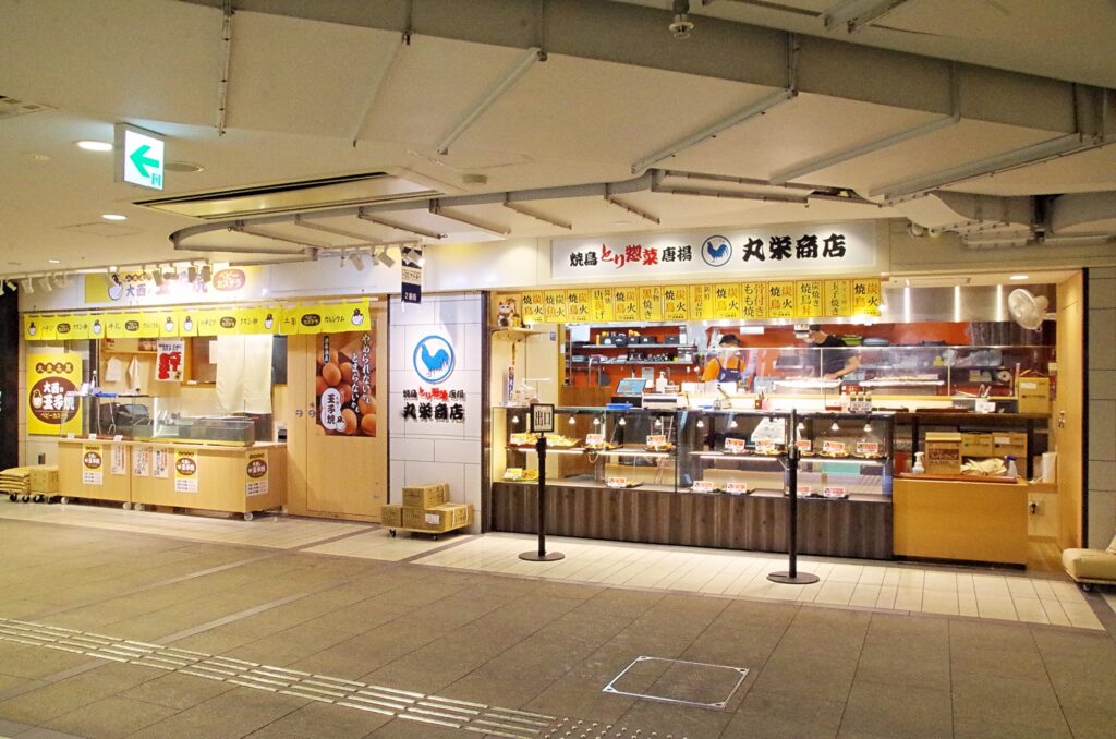 地下街角地で開け放たれた店内